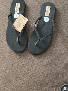 Flojos Black Minimalist Thong Sandals
